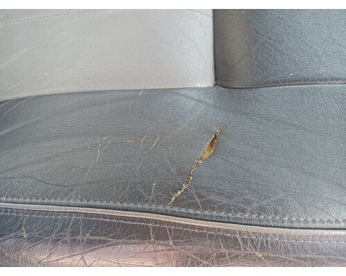 レザーシート破れ